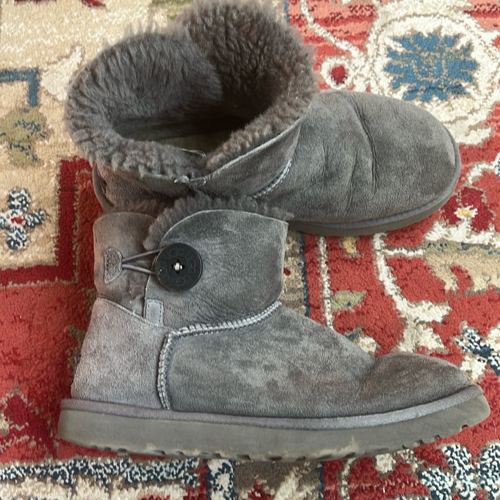 Gray Uggs Size 7 Mini Bailey Button - image 1